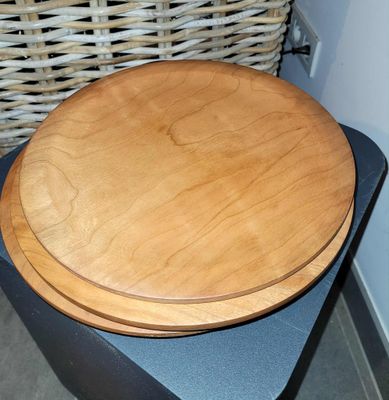 LARP, reënactment, middeleeuwen. Plat bord uit ‘Kerselaar. handmade in België, ambachtelijk gedraaid op de houtdraaibank