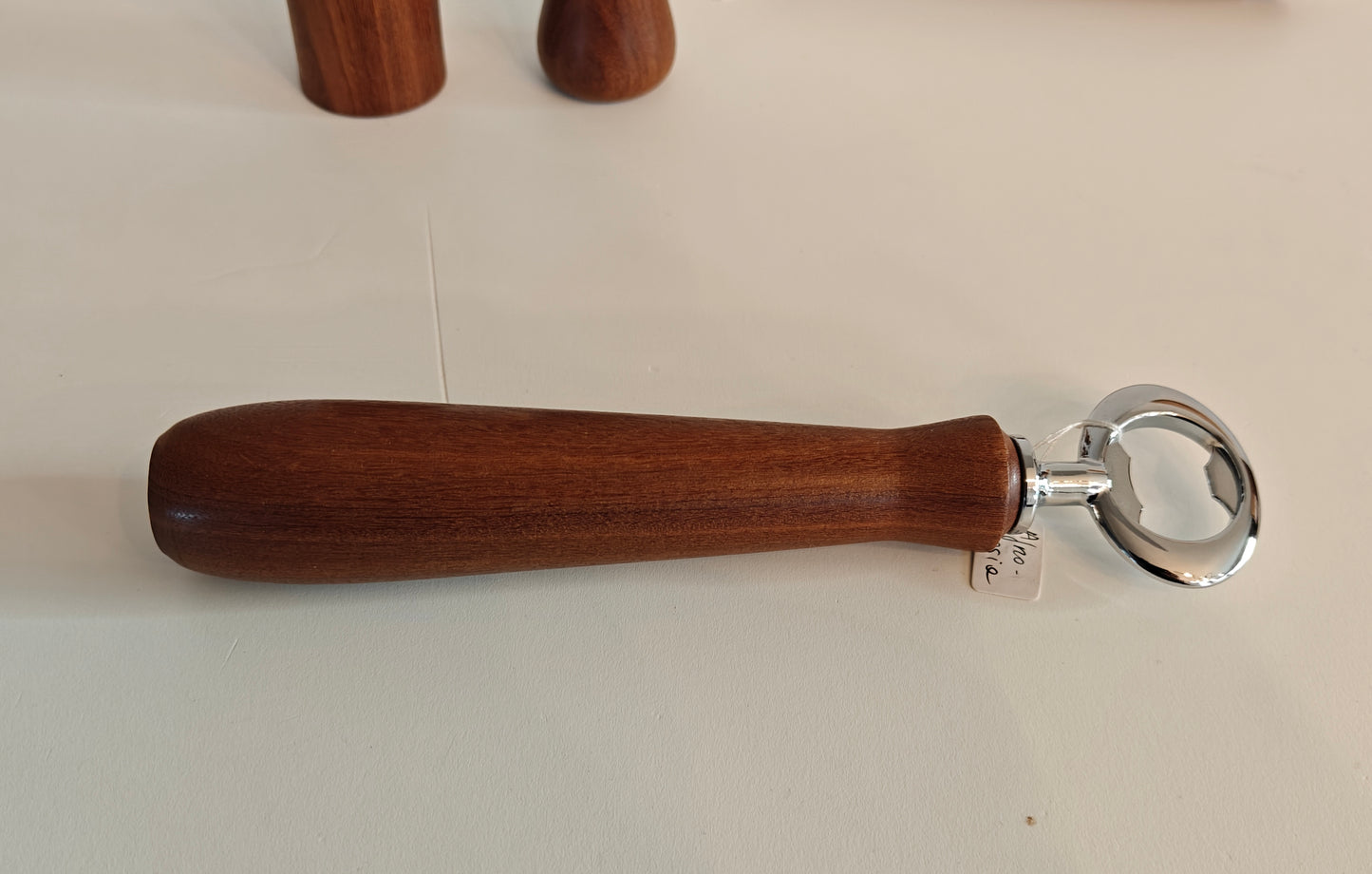 Houten flessenopener, handgemaakt op de houtdraaibank, houtsoort 'Afromosia'