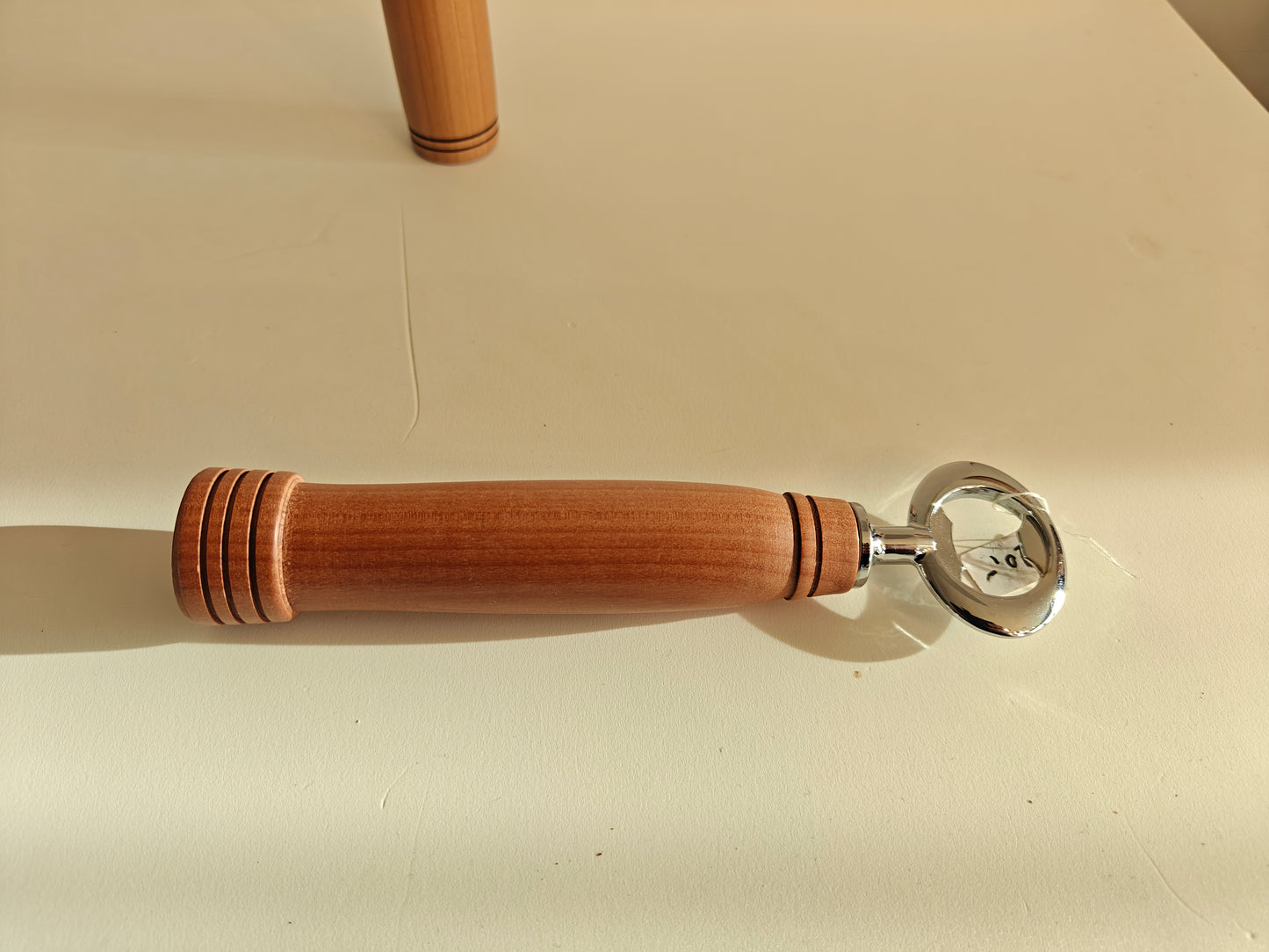 Houten flessenopener, handgemaakt op de houtdraaibank, houtsoort 'Gestoomde Peer'