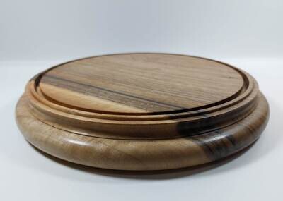 houten taartplateau met glazen stolp, handmade, handgemaakt in België op de houtdraaibank, houtsoort  'Europese Walnoot', 'Notelaar'