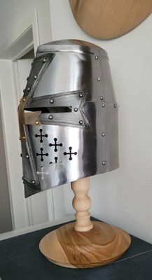 LARP, reënactment, middeleeuwen, standaard voor ridderhelm/kruisvaarder, ‘Notelaar’. handmade in België, ambachtelijk gedraaid op de houtdraaibank