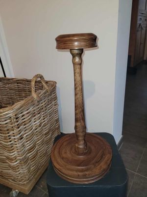 LARP, reënactment, middeleeuwen, standaard voor ridderhelm/kruisvaarder, ‘Notelaar’. handmade in België, ambachtelijk gedraaid op de houtdraaibank