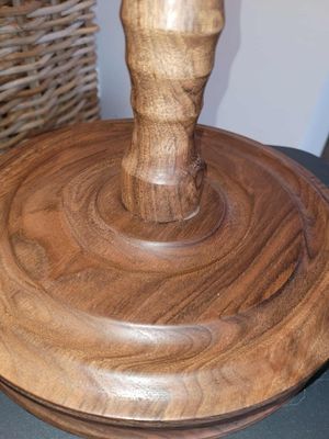 LARP, reënactment, middeleeuwen, standaard voor ridderhelm/kruisvaarder, ‘Notelaar’. handmade in België, ambachtelijk gedraaid op de houtdraaibank