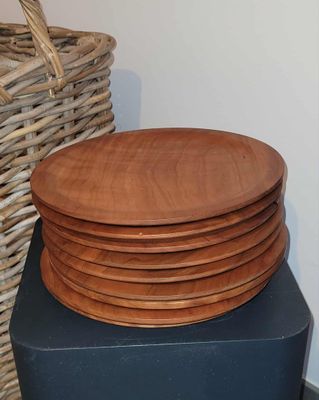 LARP, reënactment, middeleeuwen.  Plat bord uit ‘Kerselaar. handmade in België, ambachtelijk gedraaid op de houtdraaibank