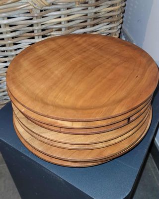 LARP, reënactment, middeleeuwen.  Plat bord uit ‘Kerselaar. handmade in België, ambachtelijk gedraaid op de houtdraaibank