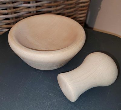 LARP, reënactment, middeleeuwen.  Onbehandelde vijzel uit Esdoorn en een ergonomische vijzel uit steenbeuk. handmade in België, ambachtelijk gedraaid op de houtdraaibank