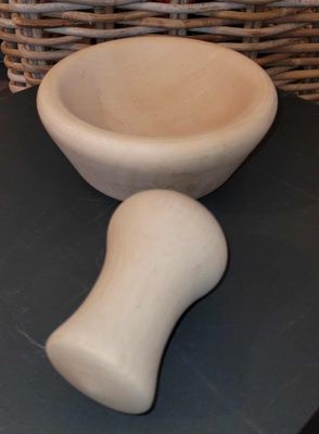 LARP, reënactment, middeleeuwen.  Onbehandelde vijzel uit Esdoorn en een ergonomische vijzel uit steenbeuk. handmade in België, ambachtelijk gedraaid op de houtdraaibank