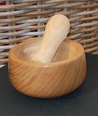 LARP, reënactment, middeleeuwen.  Onbehandelde vijzel uit Kerselaar en een vijzel uit Beuk. handmade in België, ambachtelijk gedraaid op de houtdraaibank