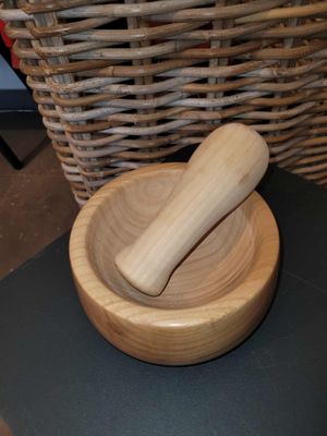 LARP, reënactment, middeleeuwen.  Onbehandelde vijzel uit Kerselaar en een vijzel uit Beuk. handmade in België, ambachtelijk gedraaid op de houtdraaibank