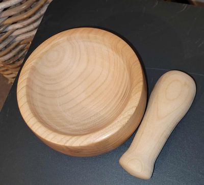 LARP, reënactment, middeleeuwen.  Onbehandelde vijzel uit Kerselaar en een vijzel uit Beuk. handmade in België, ambachtelijk gedraaid op de houtdraaibank