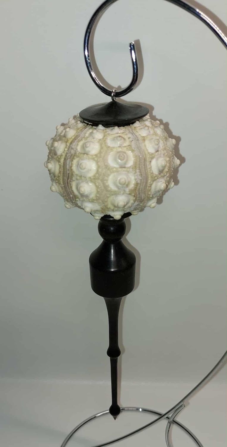 Decoratieve kerstornamenten handgemaakt, handmade in Belgium, handgemaakt in België, ambachtelijk, houtsoort Ebbenhout en Urchin, schelp van zee-egel.