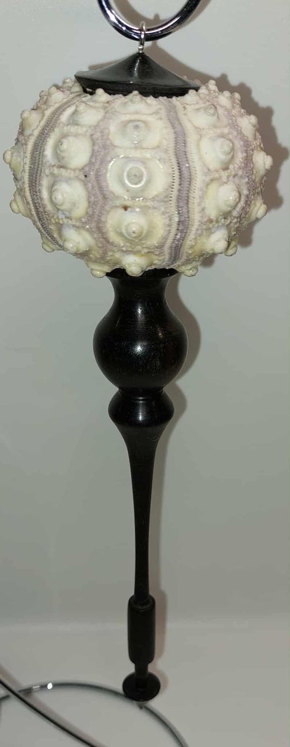 Decoratieve kerstornamenten handgemaakt, handmade in Belgium, handgemaakt in België, ambachtelijk, houtsoort Ebbenhout en Urchin, schelp van zee-egel.