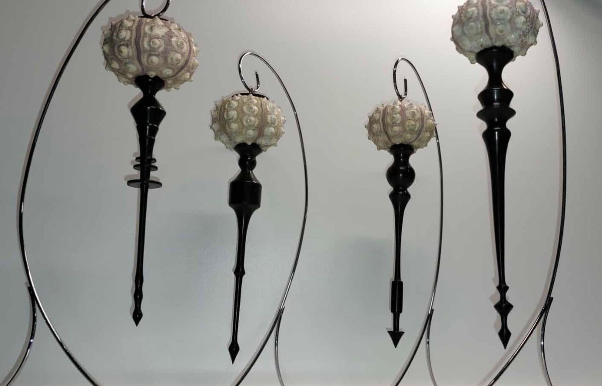 Decoratieve kerstornamenten handgemaakt, handmade in Belgium, handgemaakt in België, ambachtelijk, houtsoort Ebbenhout en Urchin, schelp van zee-egel.