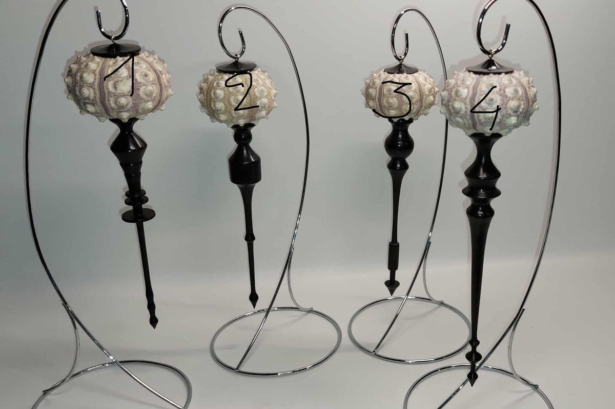 Decoratieve kerstornamenten handgemaakt, handmade in Belgium, handgemaakt in België, ambachtelijk, houtsoort Ebbenhout en Urchin, schelp van zee-egel.
