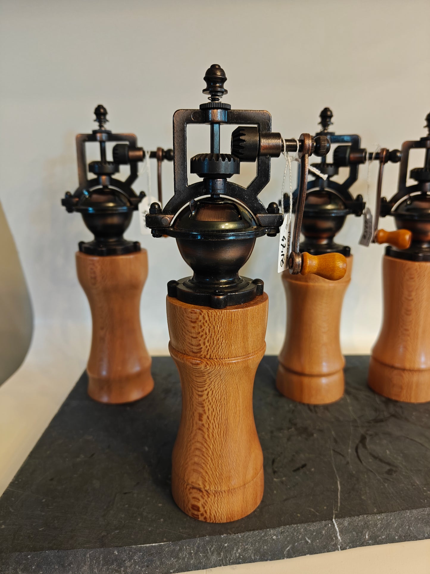 Pepermolen, steampunk, old-skool molentje,  handmade, handgemaakt in België op de houtdraaibank, houtsoort 'Plataan'