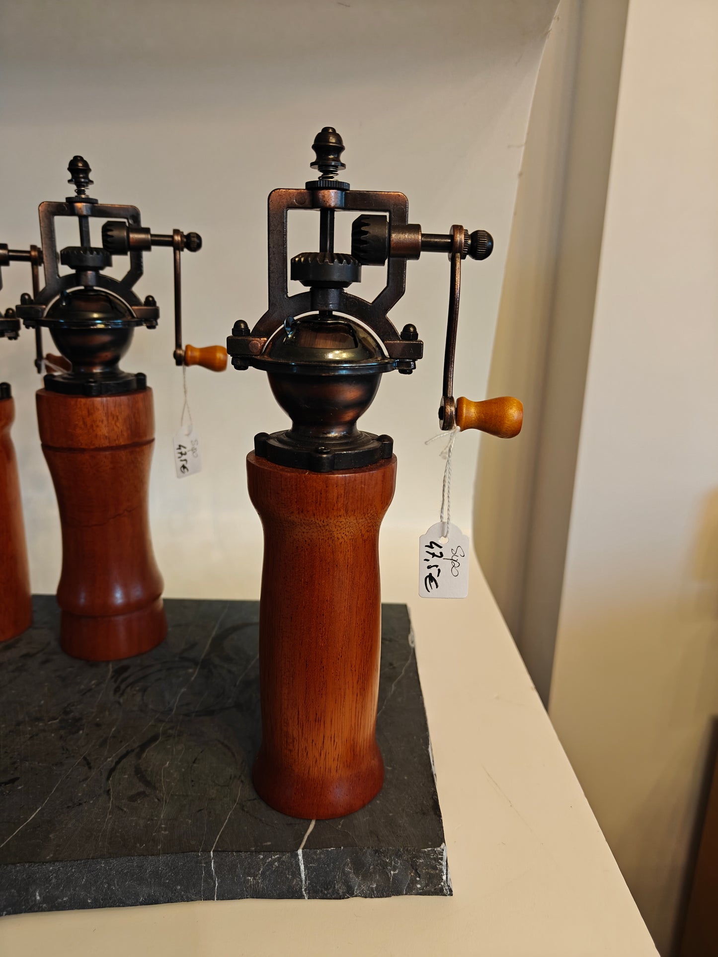Pepermolen, steampunk, old-skool molentje,  handmade, handgemaakt in België op de houtdraaibank, houtsoort 'Sipo'