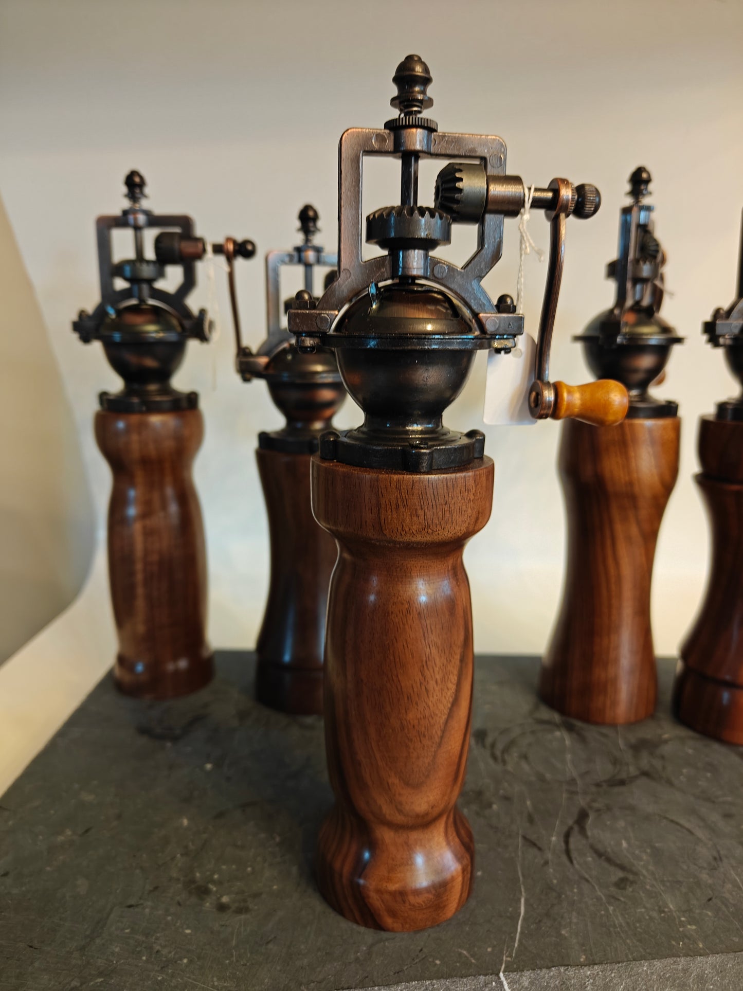 Pepermolen, steampunk, old-skool molentje,  handmade, handgemaakt in België op de houtdraaibank, houtsoort 'Europese Notelaar'