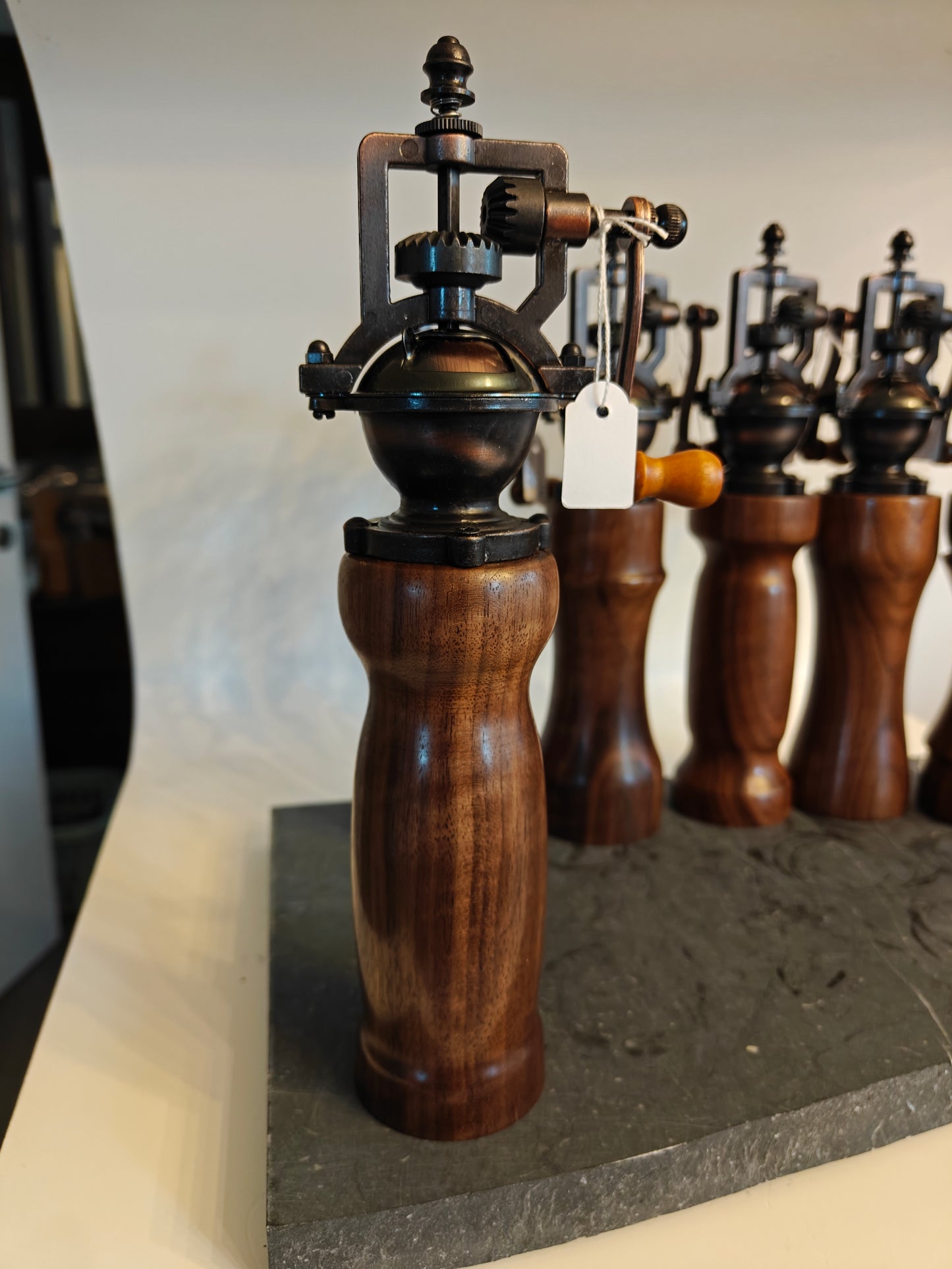 Pepermolen, steampunk, old-skool molentje,  handmade, handgemaakt in België op de houtdraaibank, houtsoort 'Europese Notelaar'