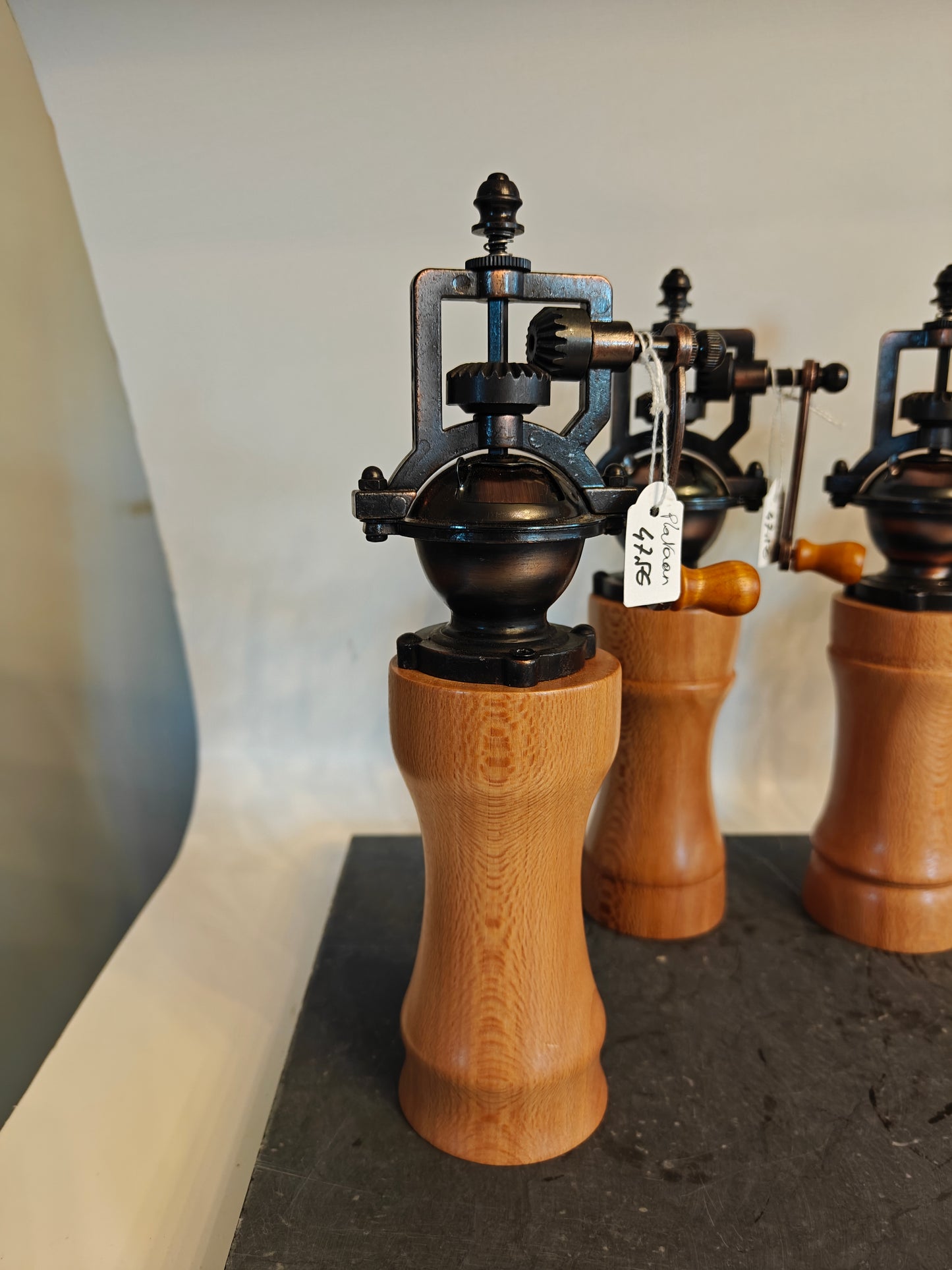 Pepermolen, steampunk, old-skool molentje,  handmade, handgemaakt in België op de houtdraaibank, houtsoort 'Plataan'