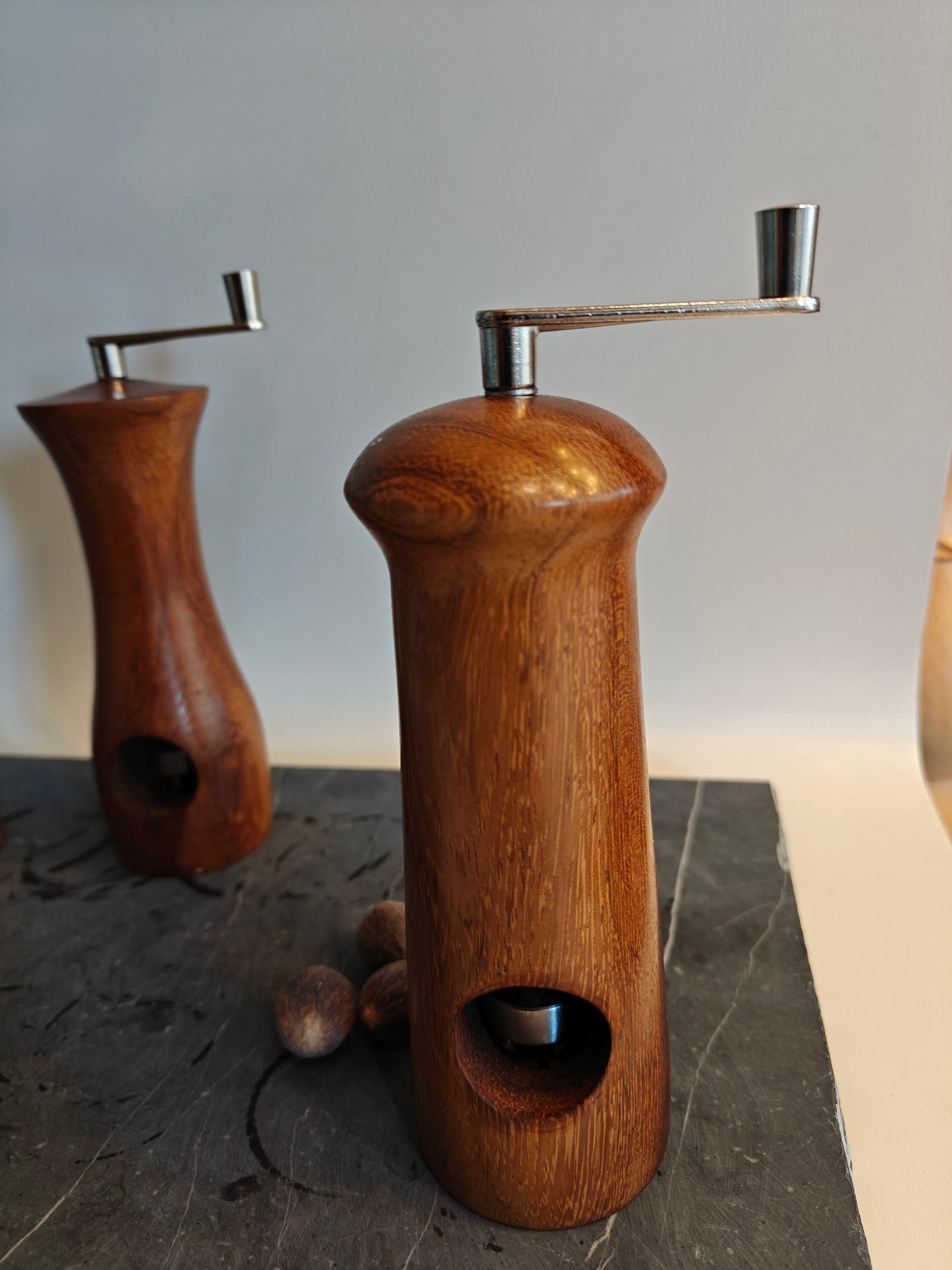 Nootmuskaatmolen, 'Swiss Made' messen, handgemaakt op de houtdraaibank, houtsoort Iroko
