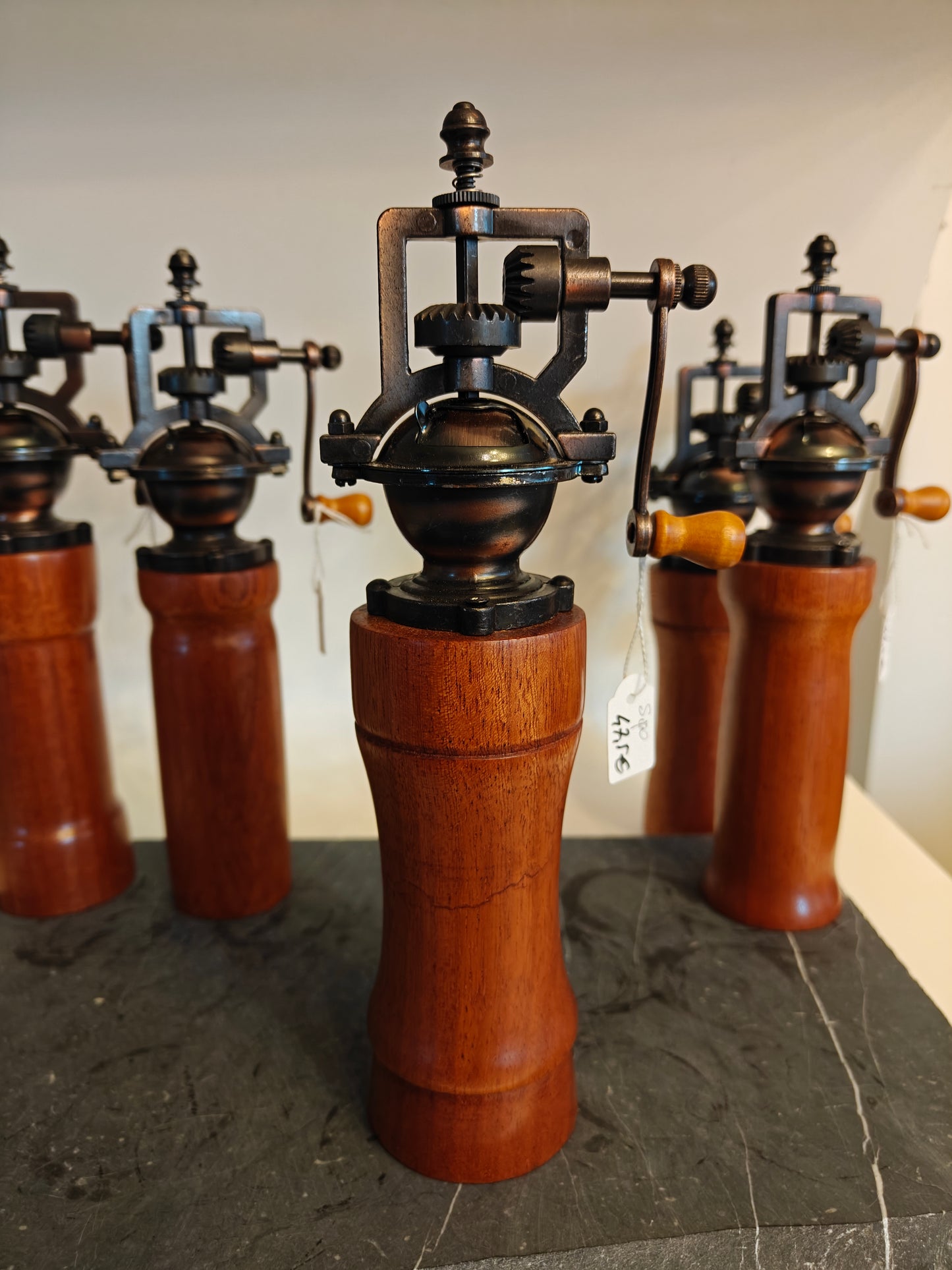 Pepermolen, steampunk, old-skool molentje,  handmade, handgemaakt in België op de houtdraaibank, houtsoort 'Sipo'