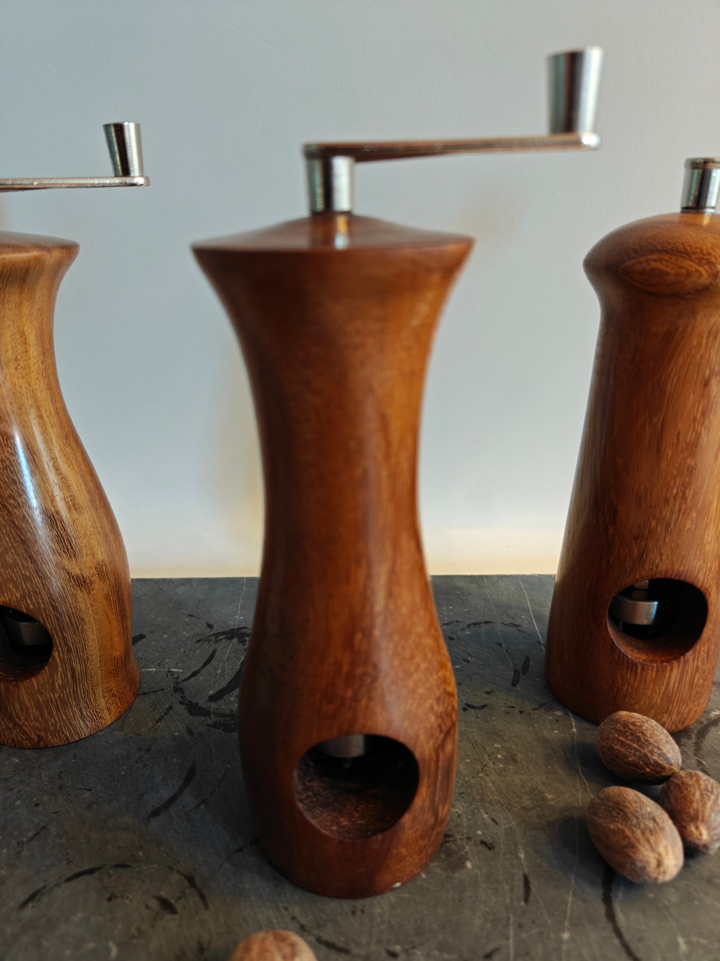 Nootmuskaatmolen, 'Swiss Made' messen, handgemaakt op de houtdraaibank, houtsoort Iroko