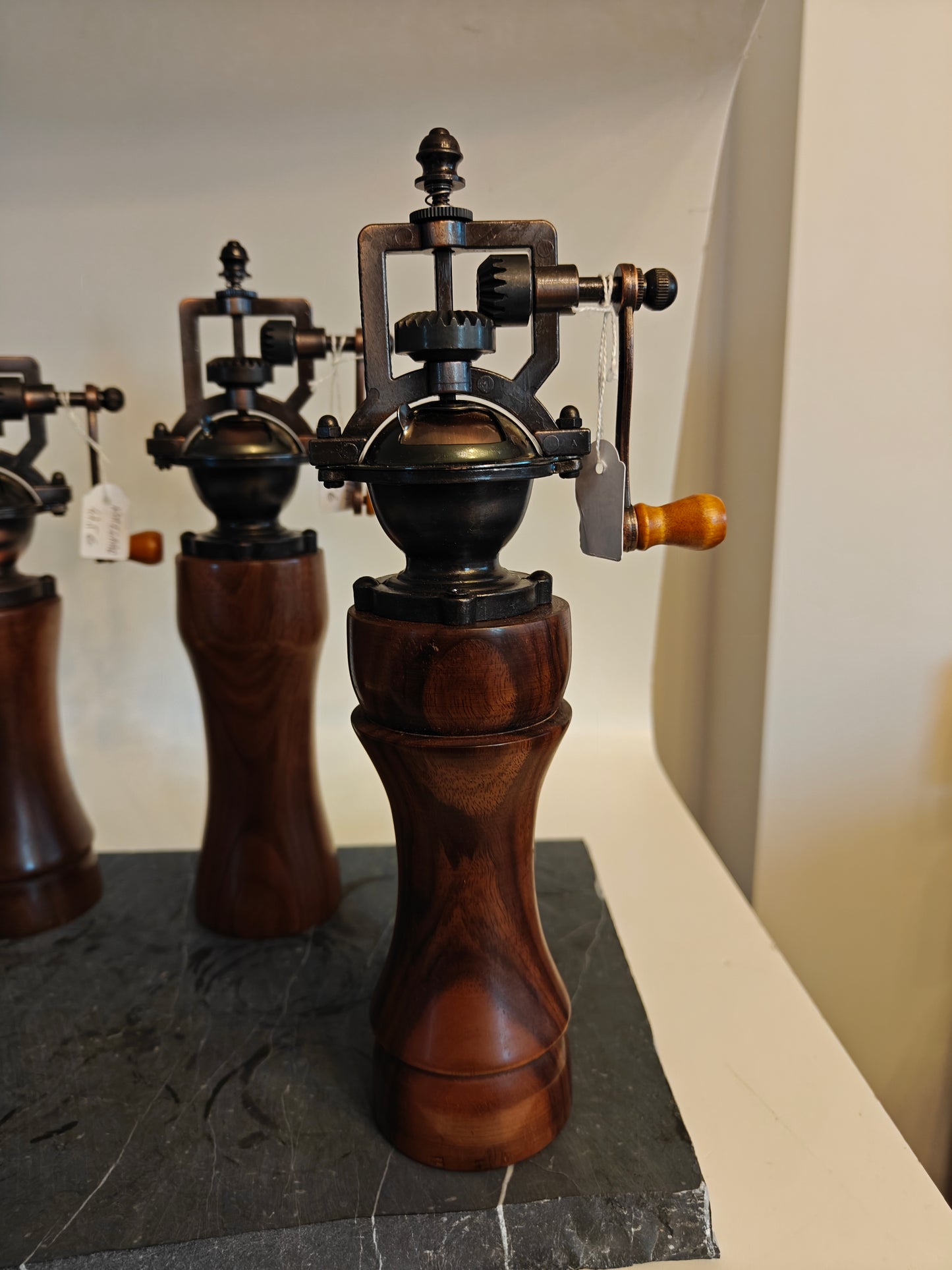 Pepermolen, steampunk, old-skool molentje,  handmade, handgemaakt in België op de houtdraaibank, houtsoort 'Europese Notelaar'