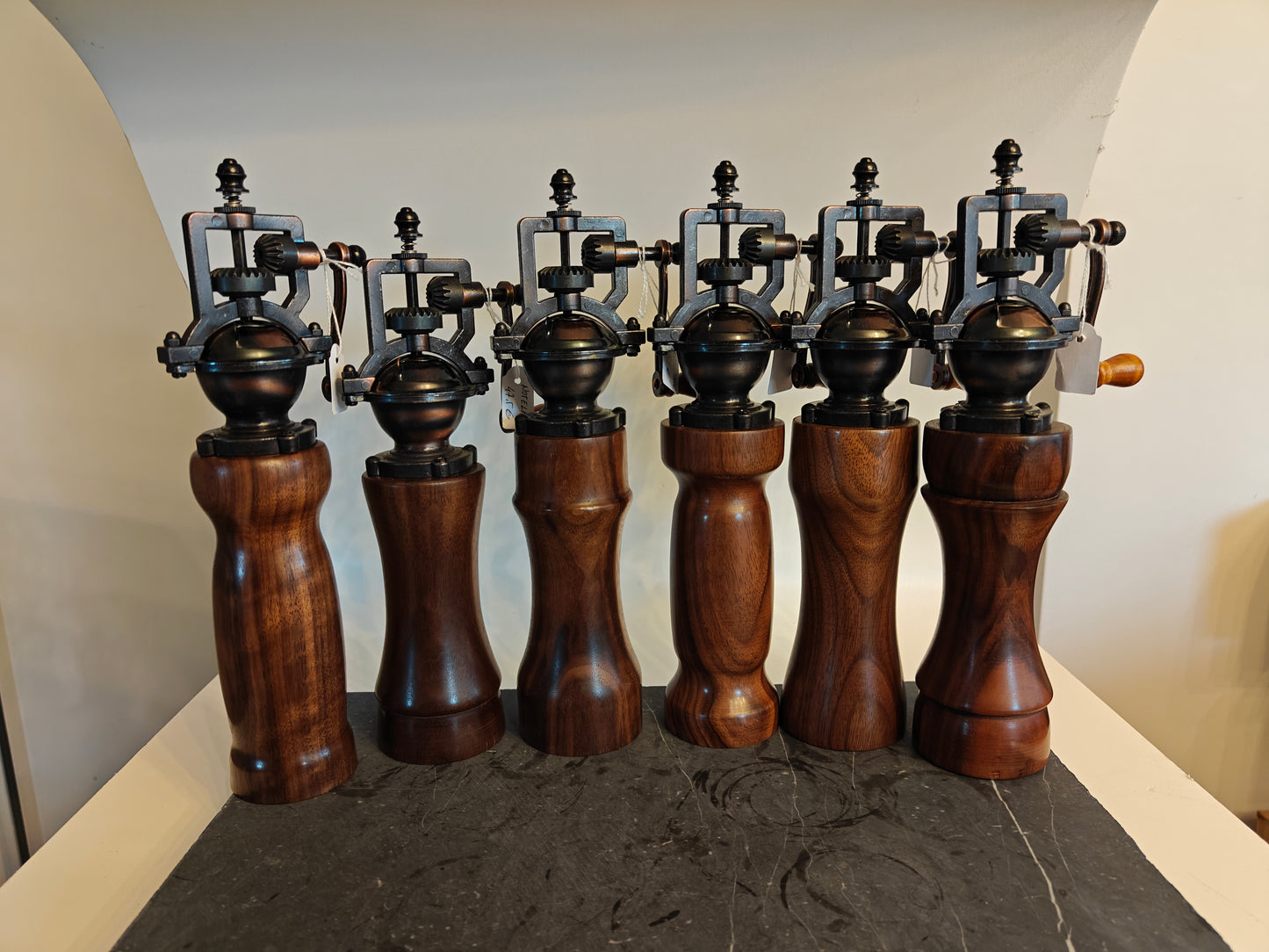 Pepermolen, steampunk, old-skool molentje,  handmade, handgemaakt in België op de houtdraaibank, houtsoort 'Europese Notelaar'