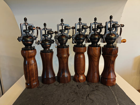 Pepermolen, steampunk, old-skool molentje,  handmade, handgemaakt in België op de houtdraaibank, houtsoort 'Europese Notelaar'