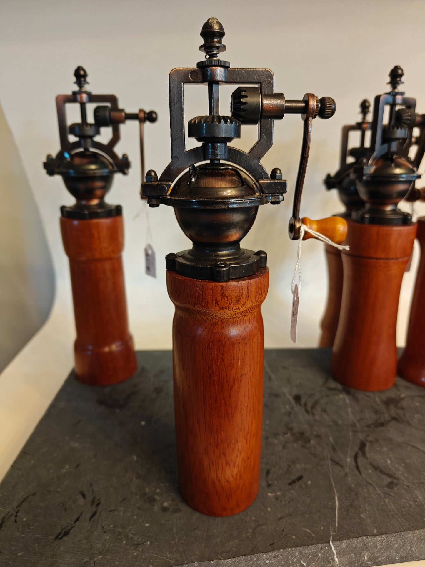 Pepermolen, steampunk, old-skool molentje,  handmade, handgemaakt in België op de houtdraaibank, houtsoort 'Sipo'