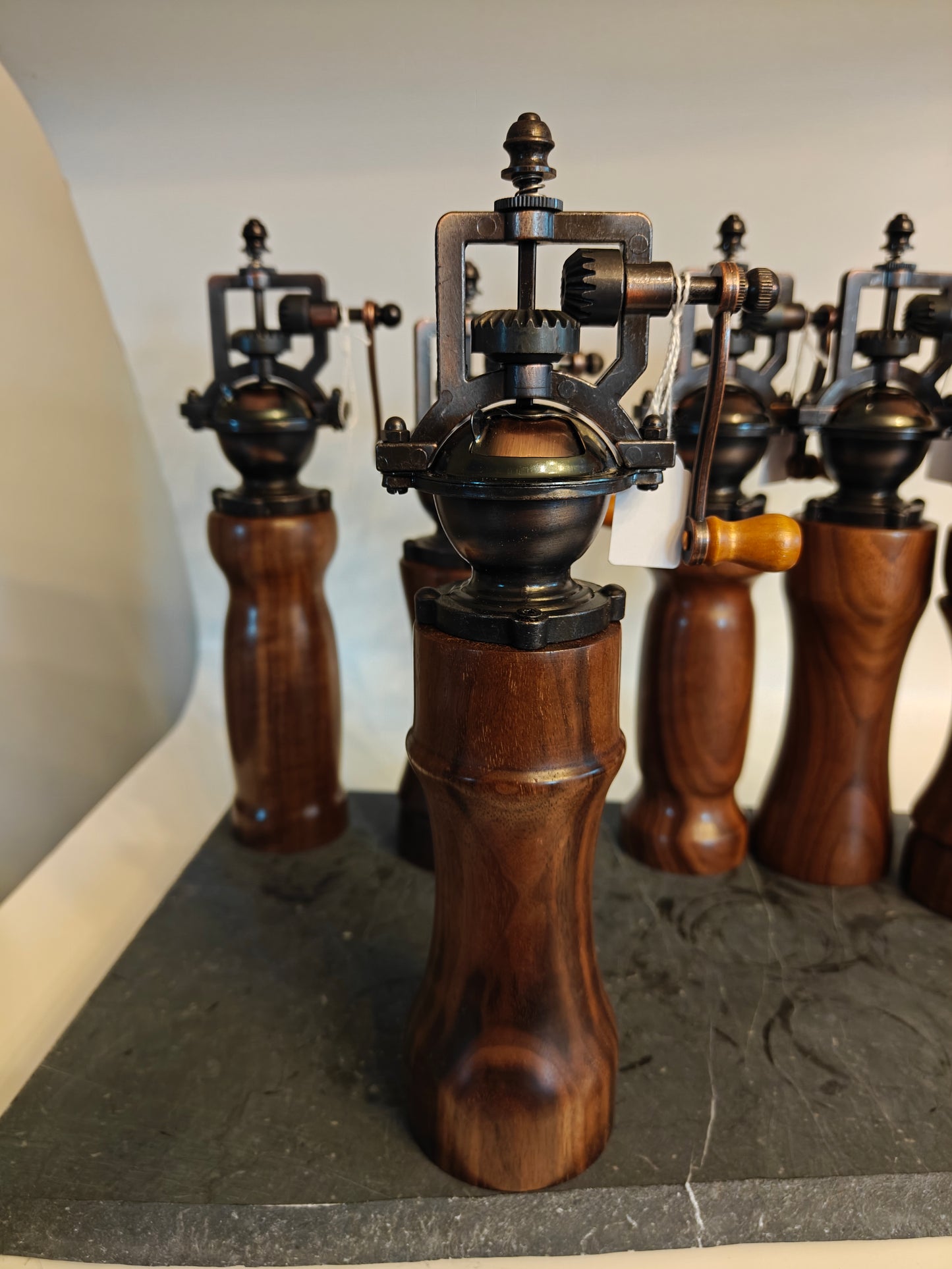 Pepermolen, steampunk, old-skool molentje,  handmade, handgemaakt in België op de houtdraaibank, houtsoort 'Europese Notelaar'