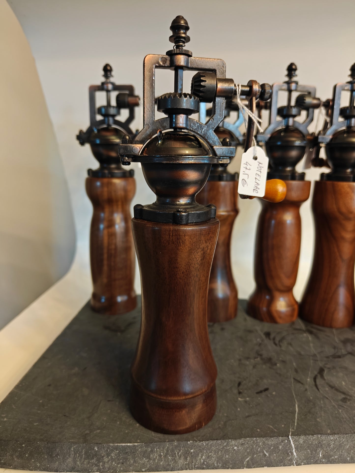 Pepermolen, steampunk, old-skool molentje,  handmade, handgemaakt in België op de houtdraaibank, houtsoort 'Europese Notelaar'