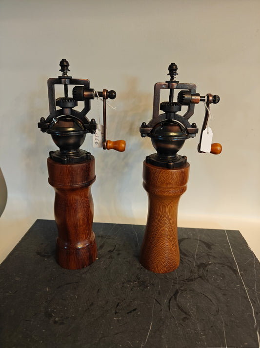 Pepermolen, steampunk, old-skool molentje,  handmade, handgemaakt in België op de houtdraaibank, houtsoort 'Iroko'
