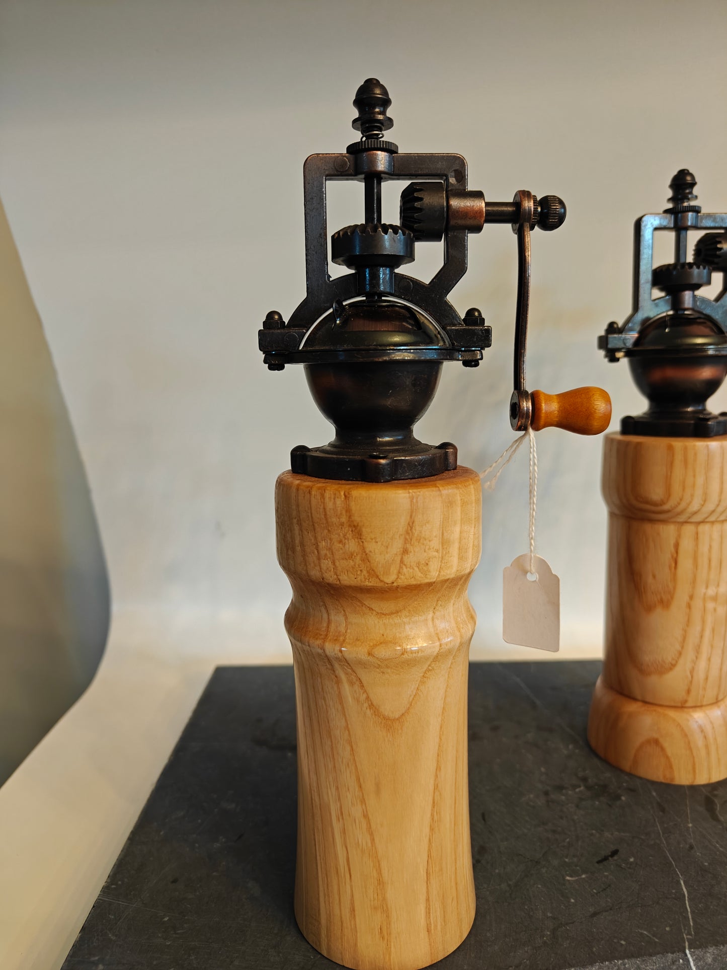 Pepermolen, steampunk, old-skool molentje,  handmade, handgemaakt in België op de houtdraaibank, houtsoort 'Valse Christusdoorn'