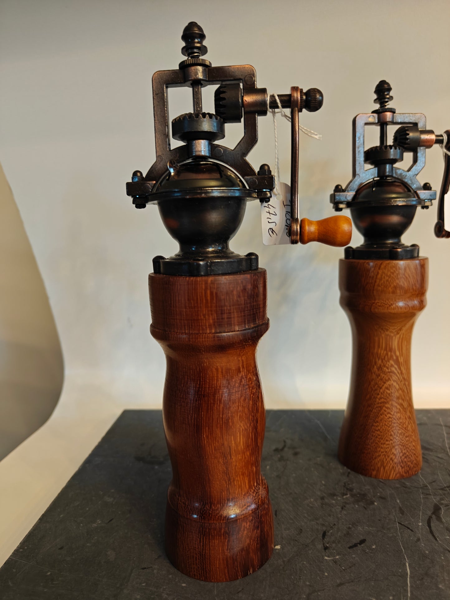 Pepermolen, steampunk, old-skool molentje,  handmade, handgemaakt in België op de houtdraaibank, houtsoort 'Iroko'