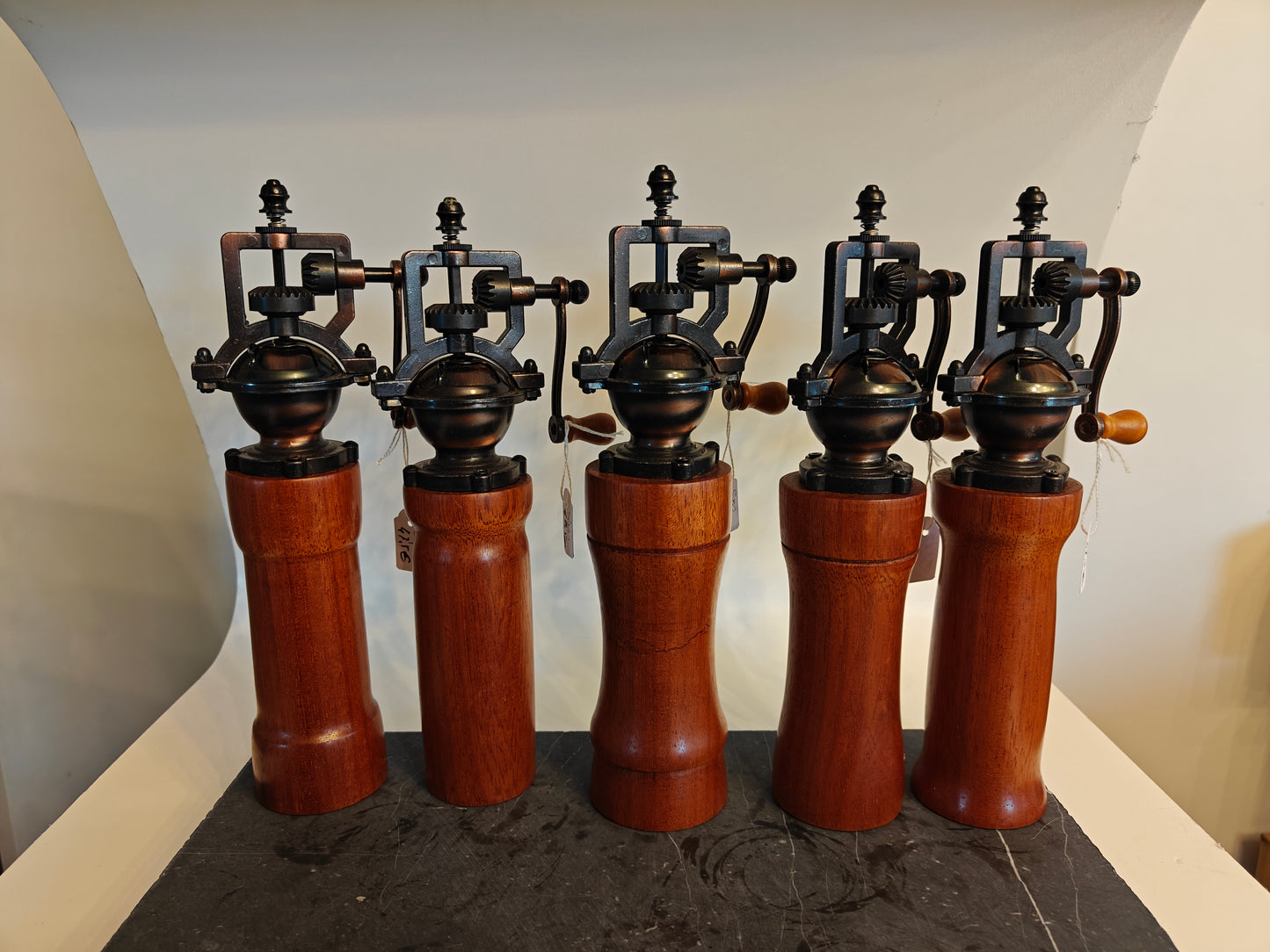 Pepermolen, steampunk, old-skool molentje,  handmade, handgemaakt in België op de houtdraaibank, houtsoort 'Sipo'