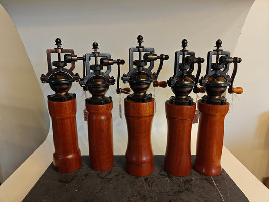 Pepermolen, steampunk, old-skool molentje,  handmade, handgemaakt in België op de houtdraaibank, houtsoort 'Sipo'