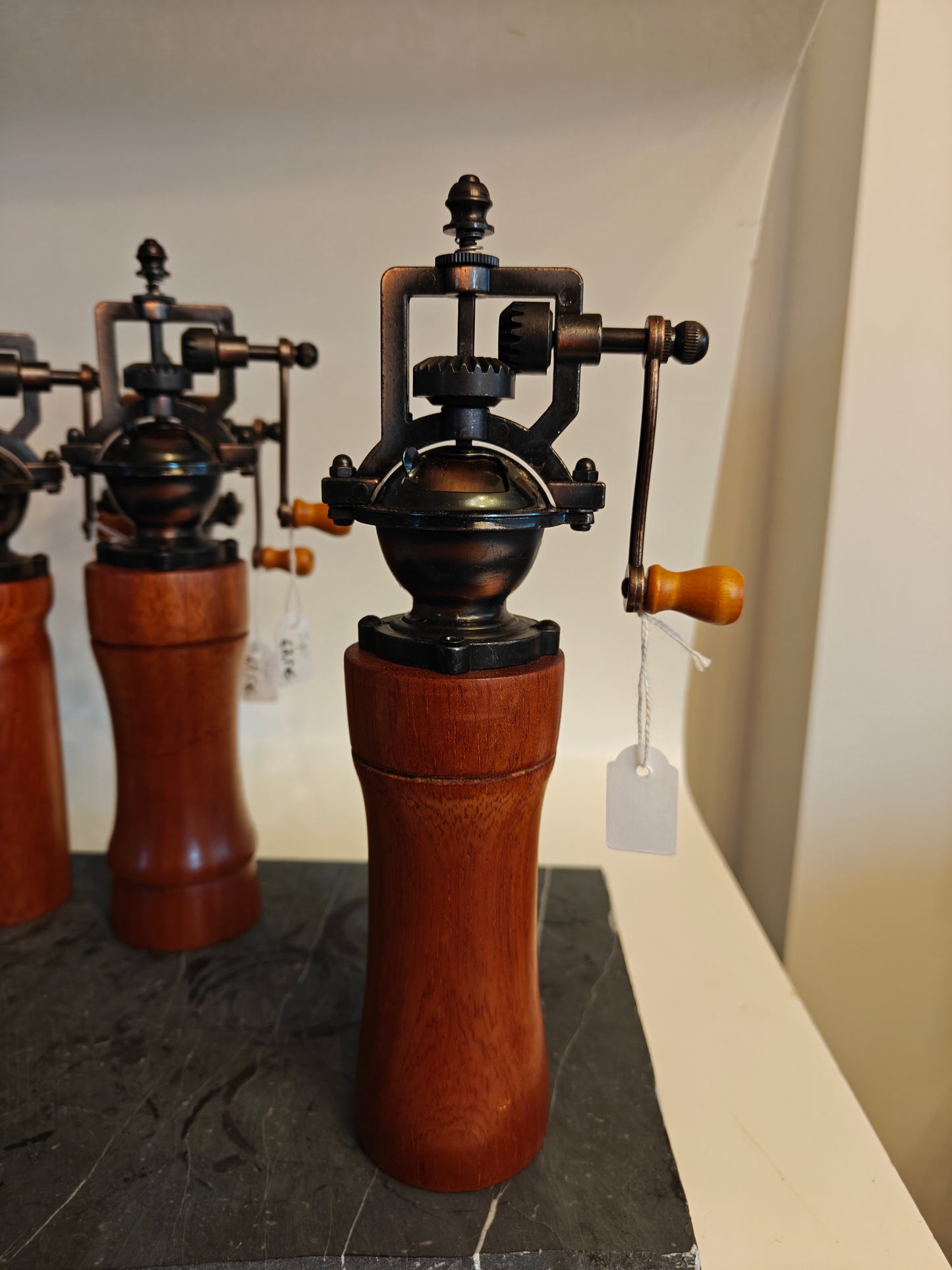Pepermolen, steampunk, old-skool molentje,  handmade, handgemaakt in België op de houtdraaibank, houtsoort 'Sipo'