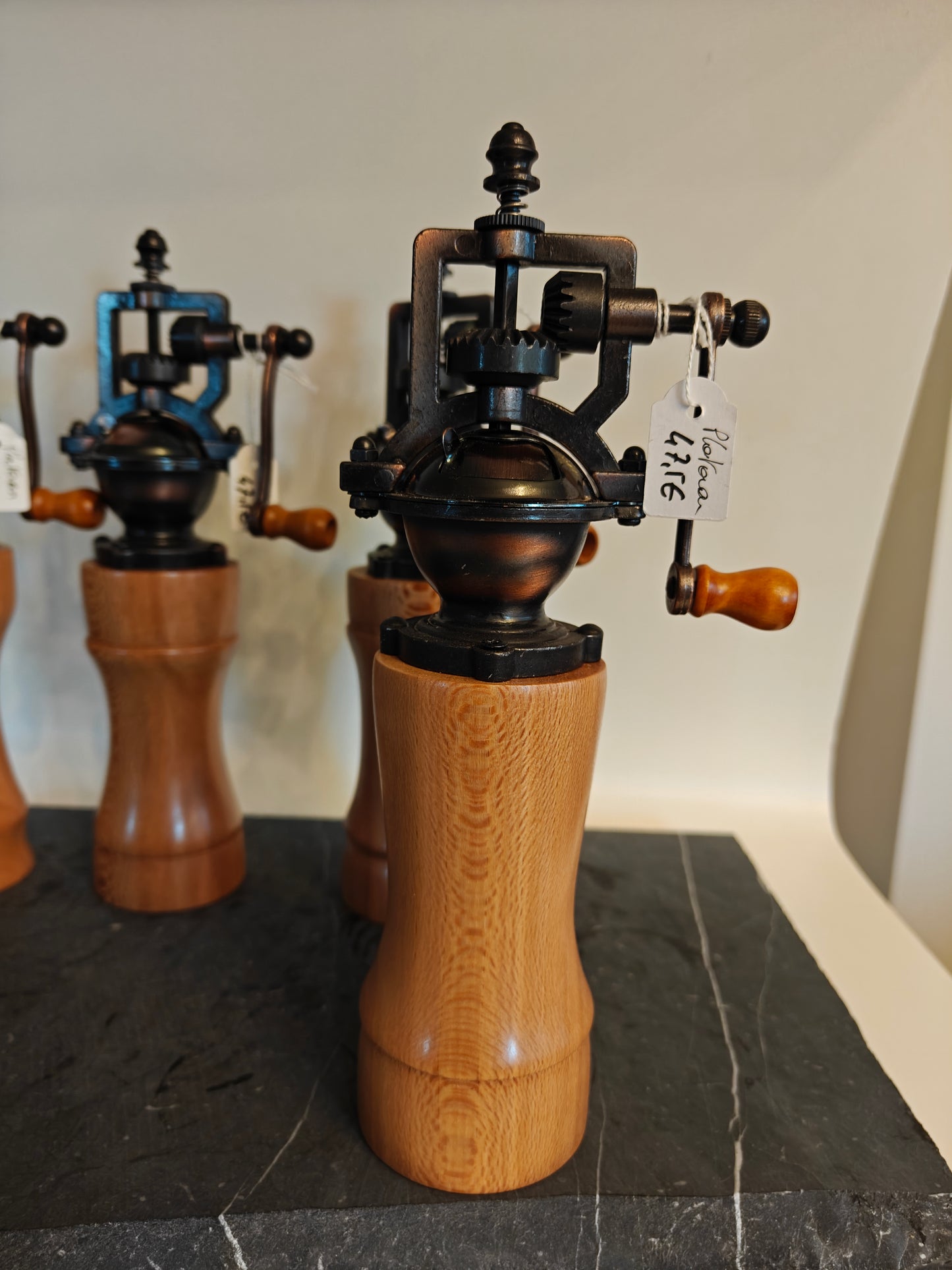 Pepermolen, steampunk, old-skool molentje,  handmade, handgemaakt in België op de houtdraaibank, houtsoort 'Plataan'