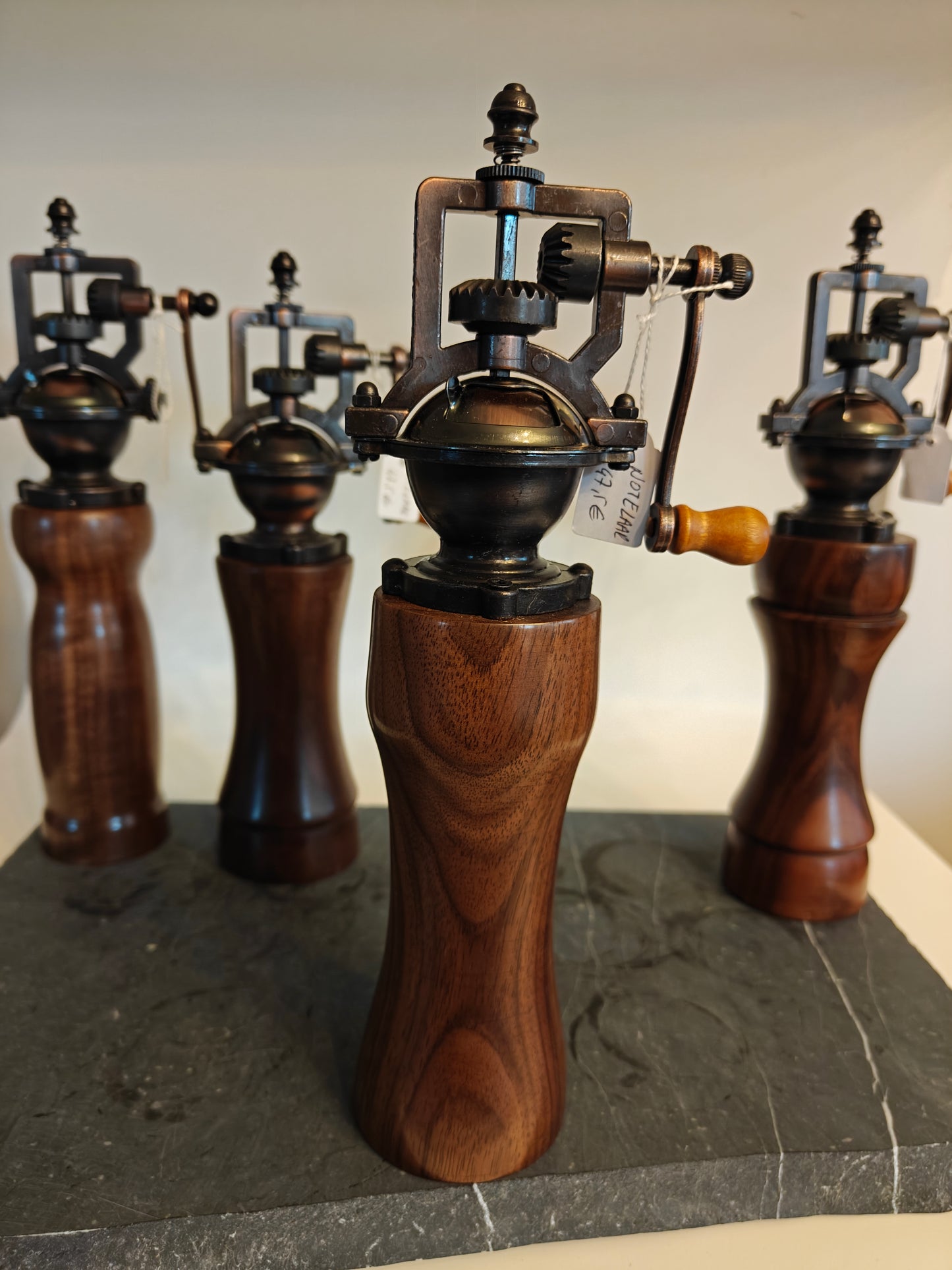 Pepermolen, steampunk, old-skool molentje,  handmade, handgemaakt in België op de houtdraaibank, houtsoort 'Europese Notelaar'