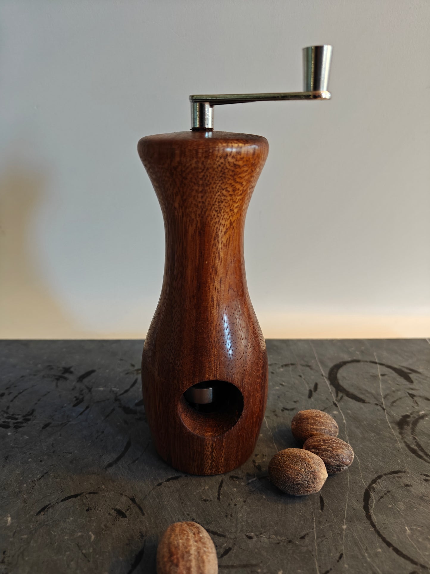 Nootmuskaatmolen, 'Swiss Made' messen, handgemaakt op de houtdraaibank, houtsoort Amber