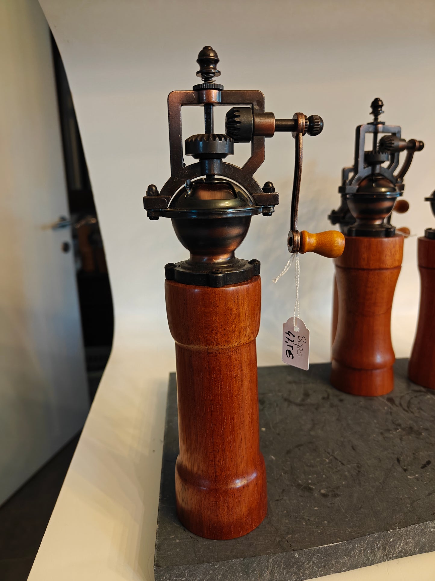 Pepermolen, steampunk, old-skool molentje,  handmade, handgemaakt in België op de houtdraaibank, houtsoort 'Sipo'
